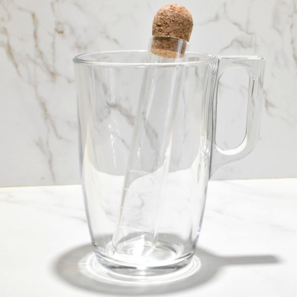 Infuseur en verre dans mug